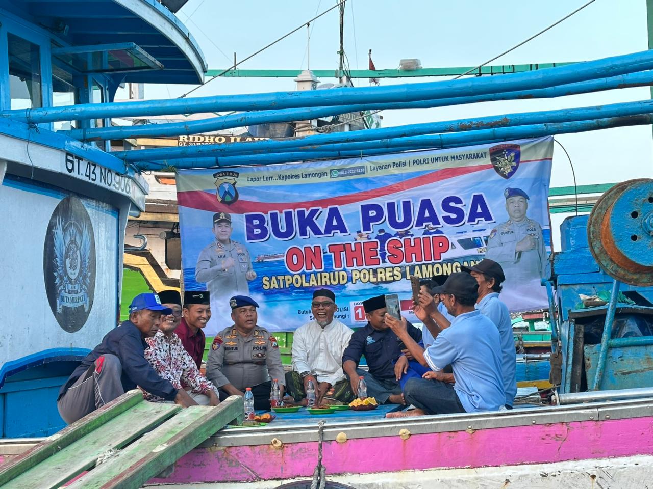 Foto: BUKA PUASA “ON THE SHIP” SATPOLAIRUD POLRES LAMONGAN PERERAT KEBERSAMAAN NELAYAN BRONDONG