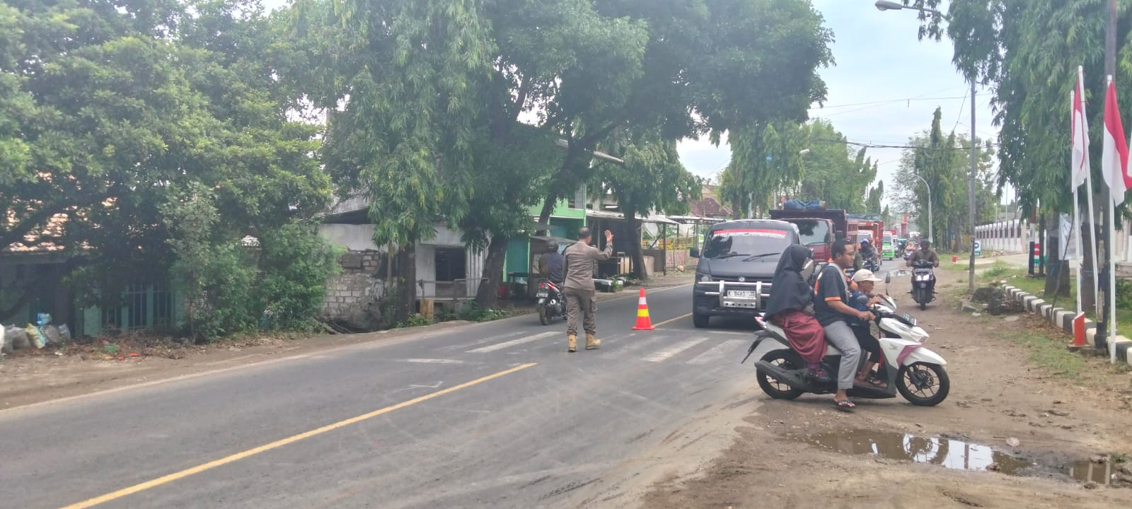Foto: ANTISIPASI CUACA EKSTREM, PENEBANGAN POHON DI KANTOR KECAMATAN BRONDONG DIKAWAL TRANTIBUM
