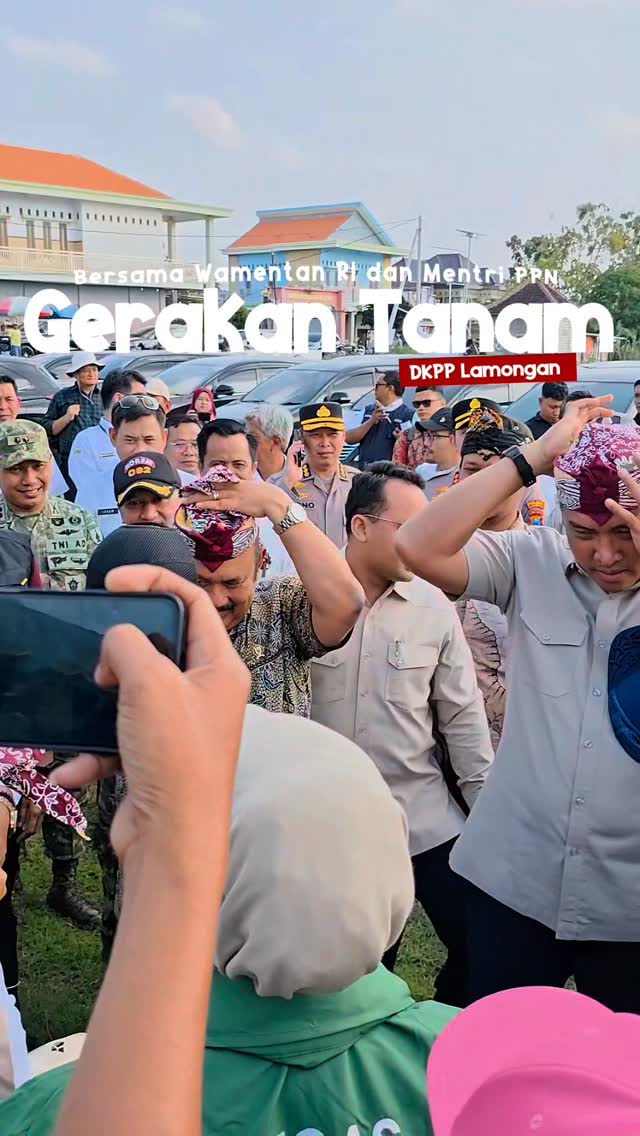 Foto: CUPLIKAN GERAKAN TANAM PADI SERENTAK DI DESA KEBAN KULON, KECAMATAN SEKARAN, BERSAMA MENTERI PPN/KEPALA BAPPENAS RACHMAT PAMBUDY, WAKIL MENTERI PERTANIAN SUDARYONO, DAN BUPATI LAMONGAN