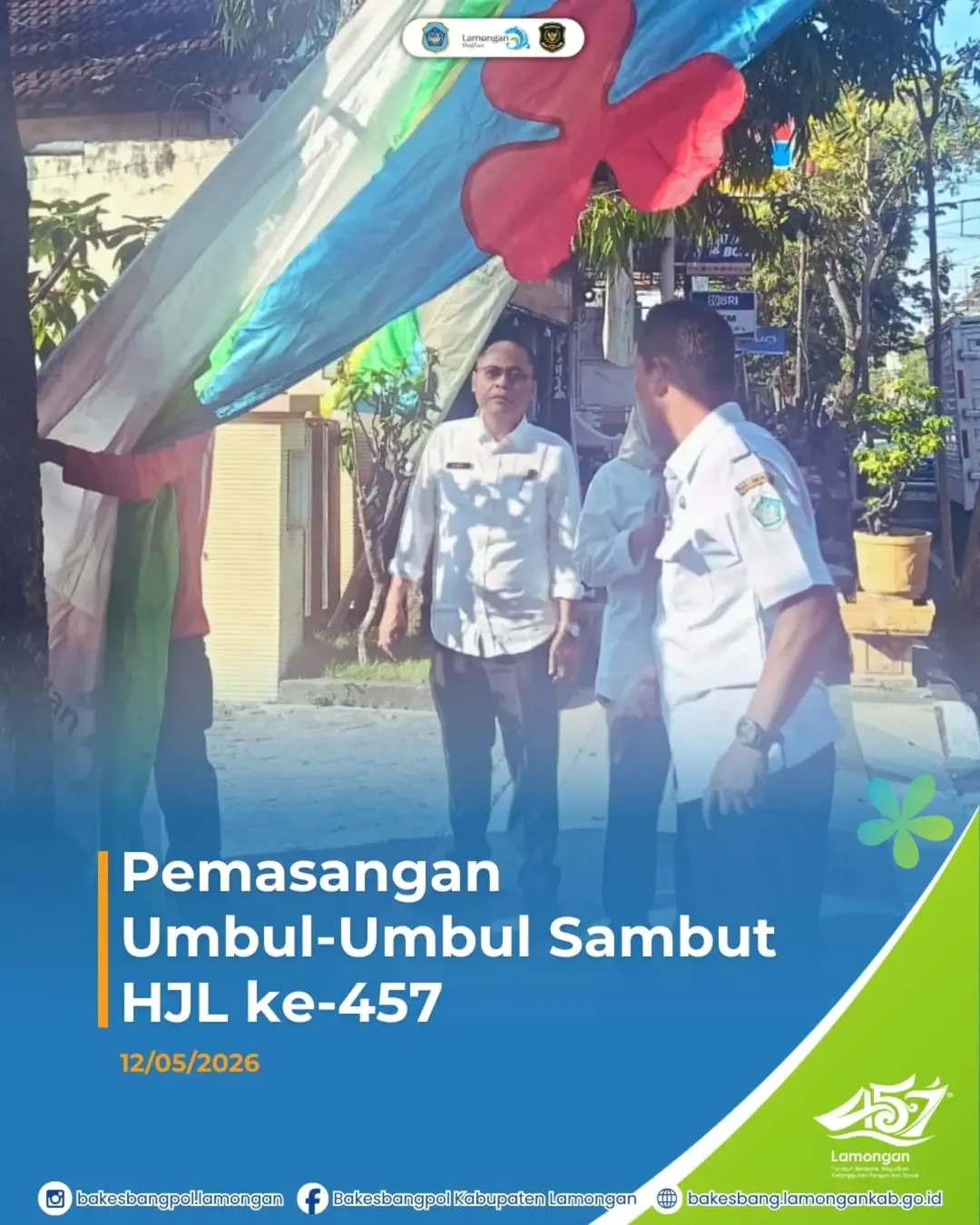 Foto: Badan Kesatuan Bangsa dan Politik (Bakesbangpol) Kabupaten Lamongan, melaksanakan pemasangan umbul-umbul sambut HJL ke-457, Rabu (13/5).