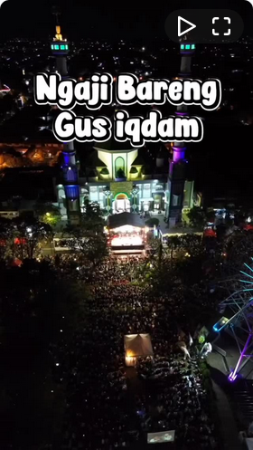 Foto: RIBUAN MASYARAKAT LAMONGAN MEMADATI HALAMAN MASJID AGUNG UNTUK MENGIKUTI PENGAJIAN BERSAMA GUS IQDAM DI PENGHUJUNG RAMADAN.