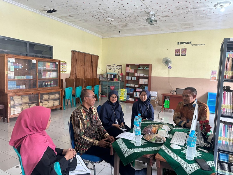 Foto: Dorong Penyelenggaraan Perpustakaan Berstandar, Dinas Arpusda Lakukan Pembinaan Perpustaaan Di Mts Muhammadiyah 2 Karangasem Paciran