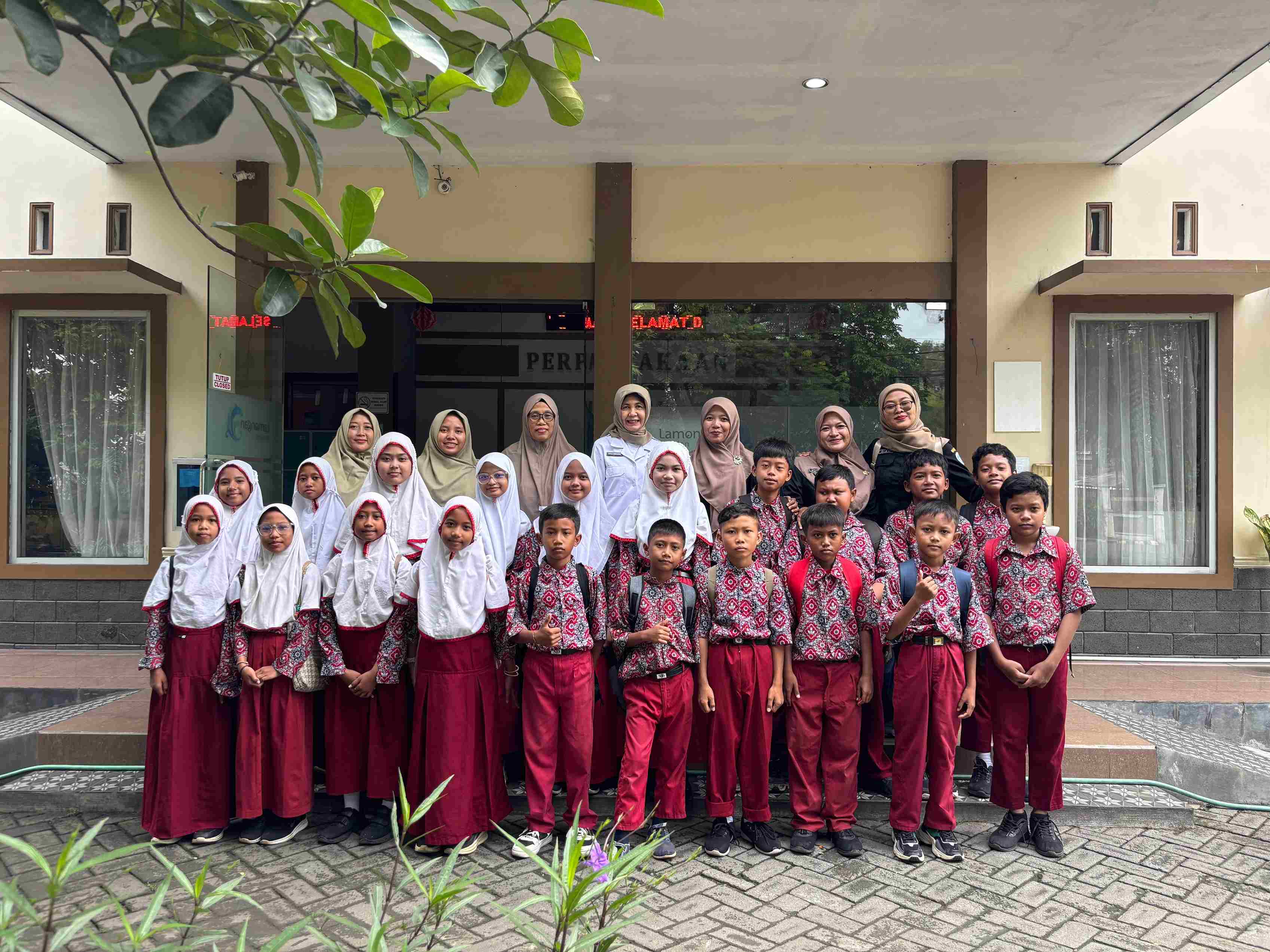 Foto: KUNJUNGAN SDN BANYUBANG KECAMATAN SOLOKURO KE PERPUSTAKAAN DAERAH KABUPATEN LAMONGAN