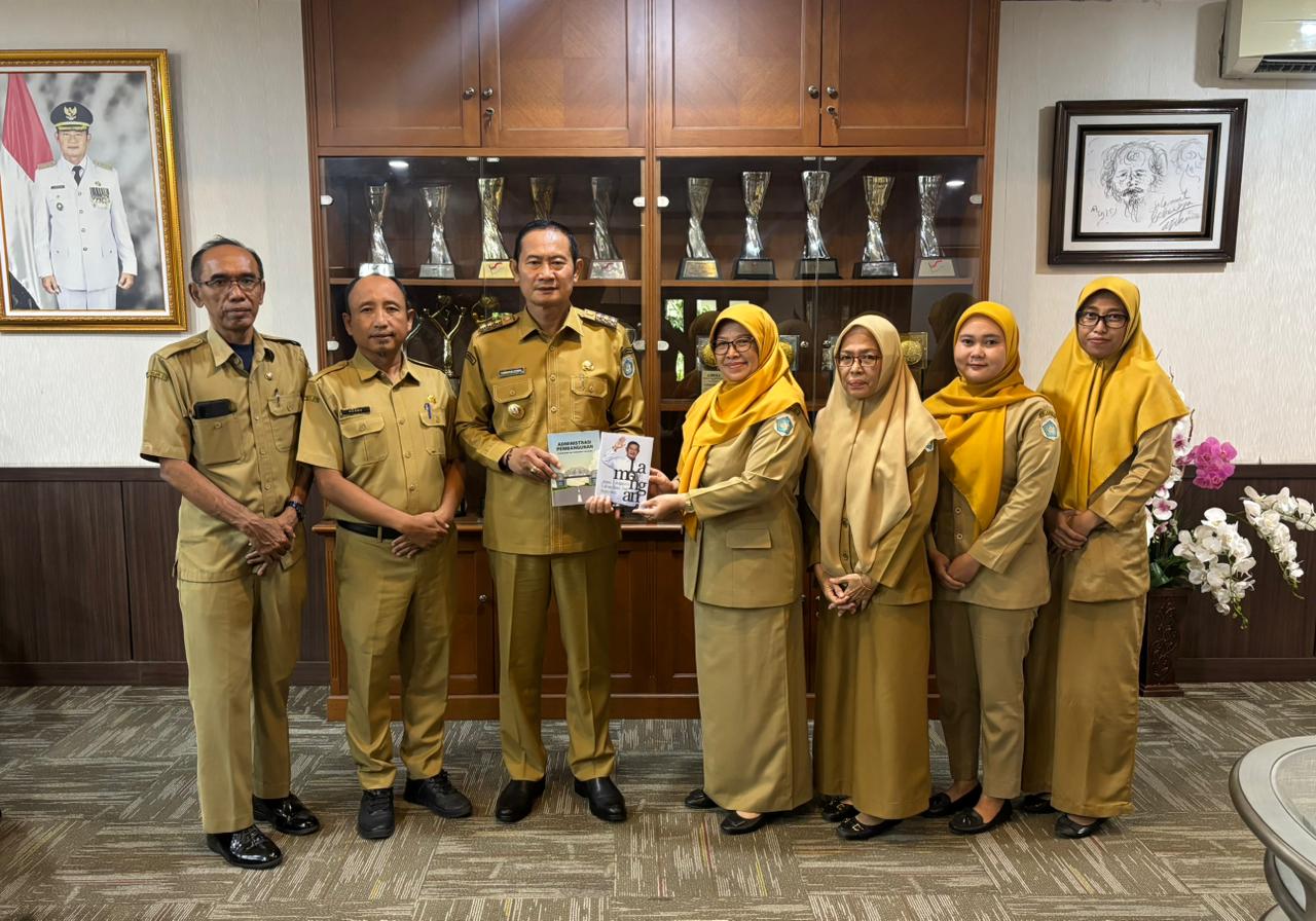 Foto: Bupati Lamongan Serahkan Pemberian Buku Untuk Perpustakaan Arpusda