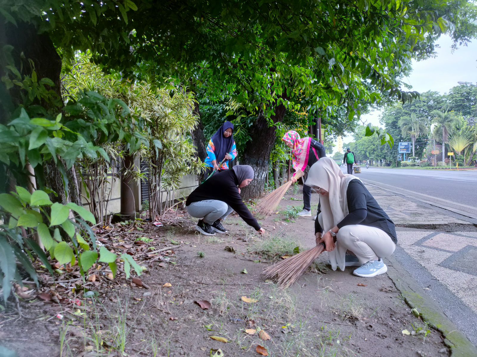 Foto: DINAS ARPUSDA GELAR KERJA BAKTI DILINGKUNGAN KANTOR