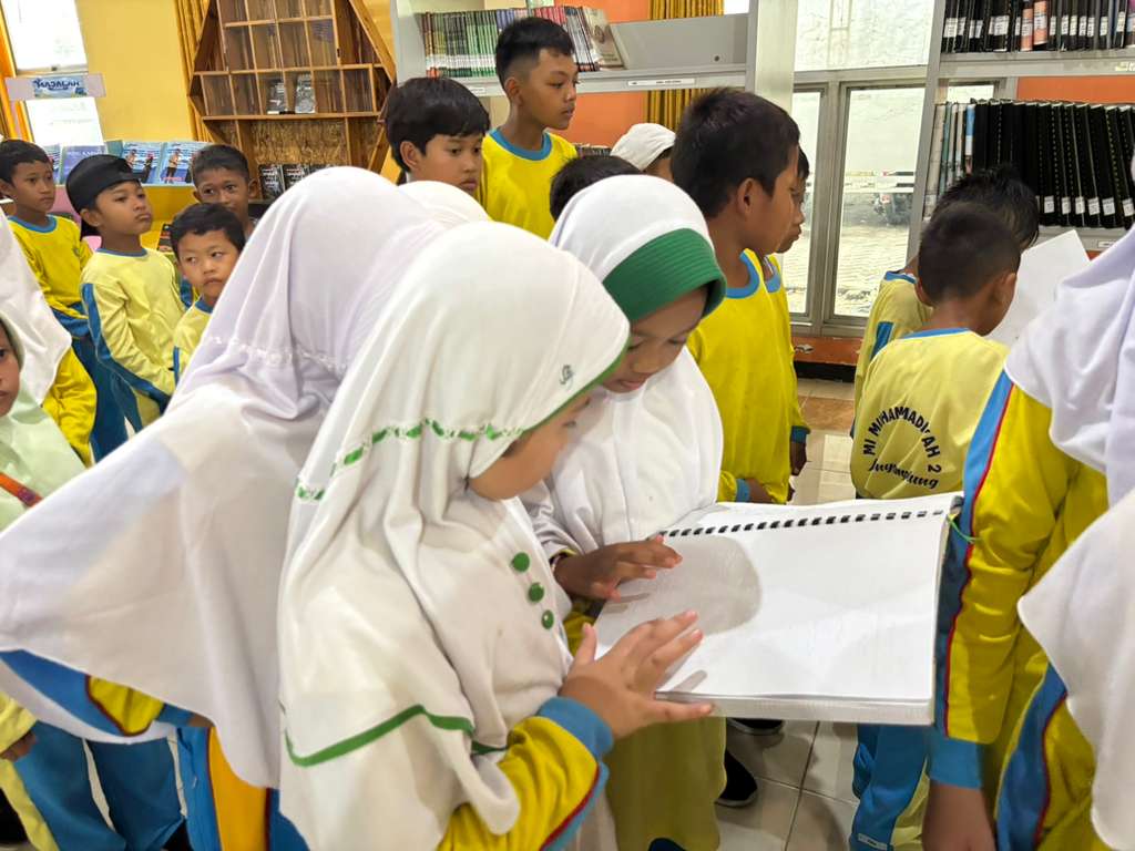 Foto: MEMPERKENALKAN BUDAYA BACA MIM 2 MORONYAMPLUNG KEC. KEMBANGBAHU LAKUKAN KUNJUNGAN KE PERPUSTAKAAN DAERAH LAMONGAN