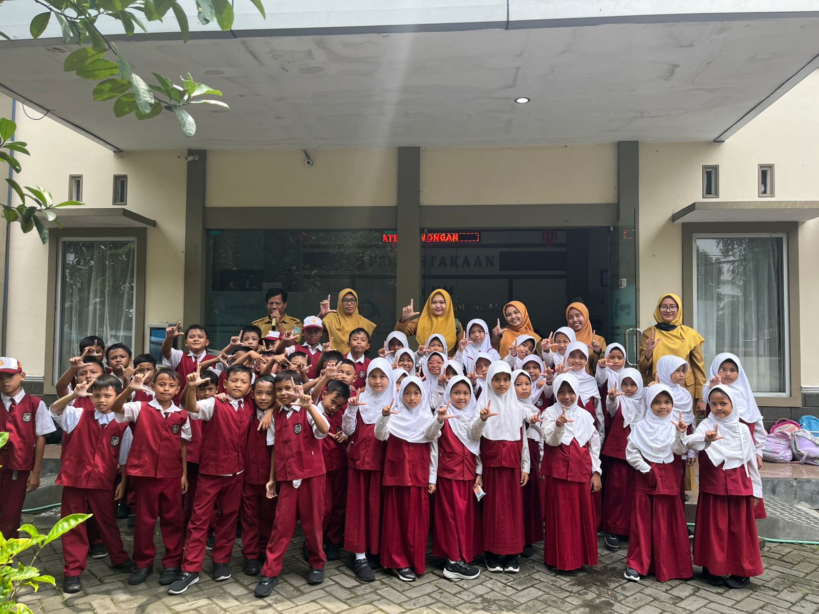 BUDAYAKAN MEMBACA SDN 4 JETIS MELAKUKAN RANGKAIAN KUNJUNGAN KE PERPUSDA LAMONGAN
