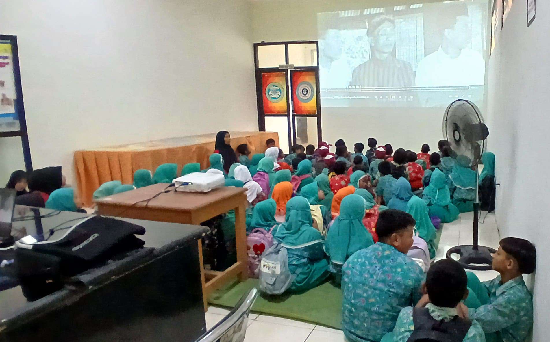 MENIKMATI FILM DOKUMENTER SEJARAH BANGSA DI ARPUSDA LAMONGAN
