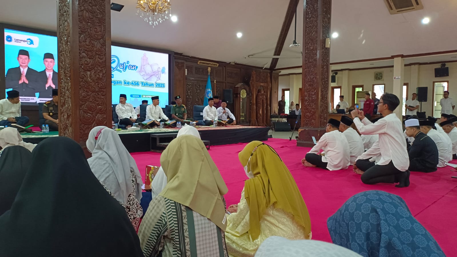 PEGAWAI DINAS ARPUSDA WAKILI KHOTMIL QUR'AN DI PENDOPO LOKATANTRA KABUPATEN LAMONGAN