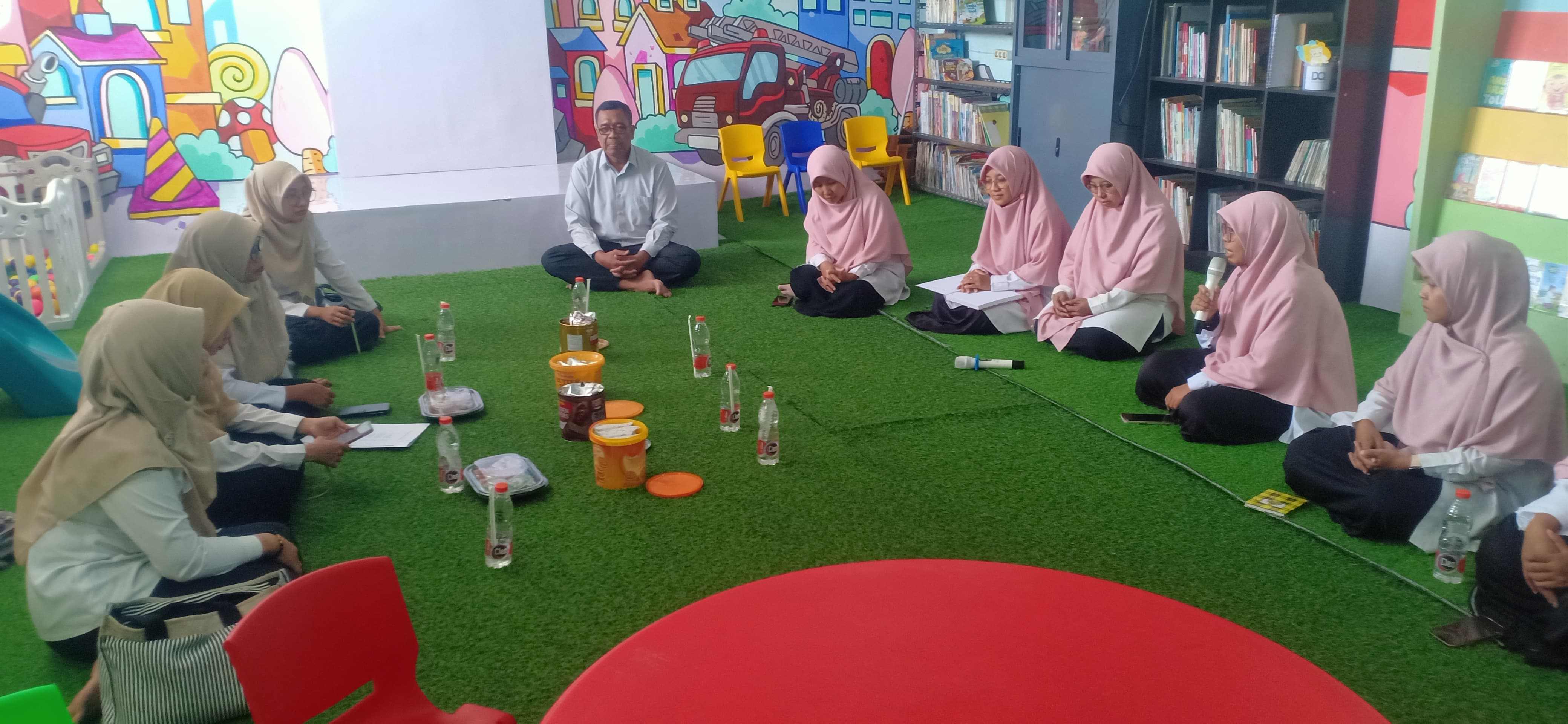 PEMBINAAN PERPUSTAKAAN DI KB-TK IT CENDEKIA LAMONGAN, PERKUAT BUDAYA LITERASI SEJAK DINI
