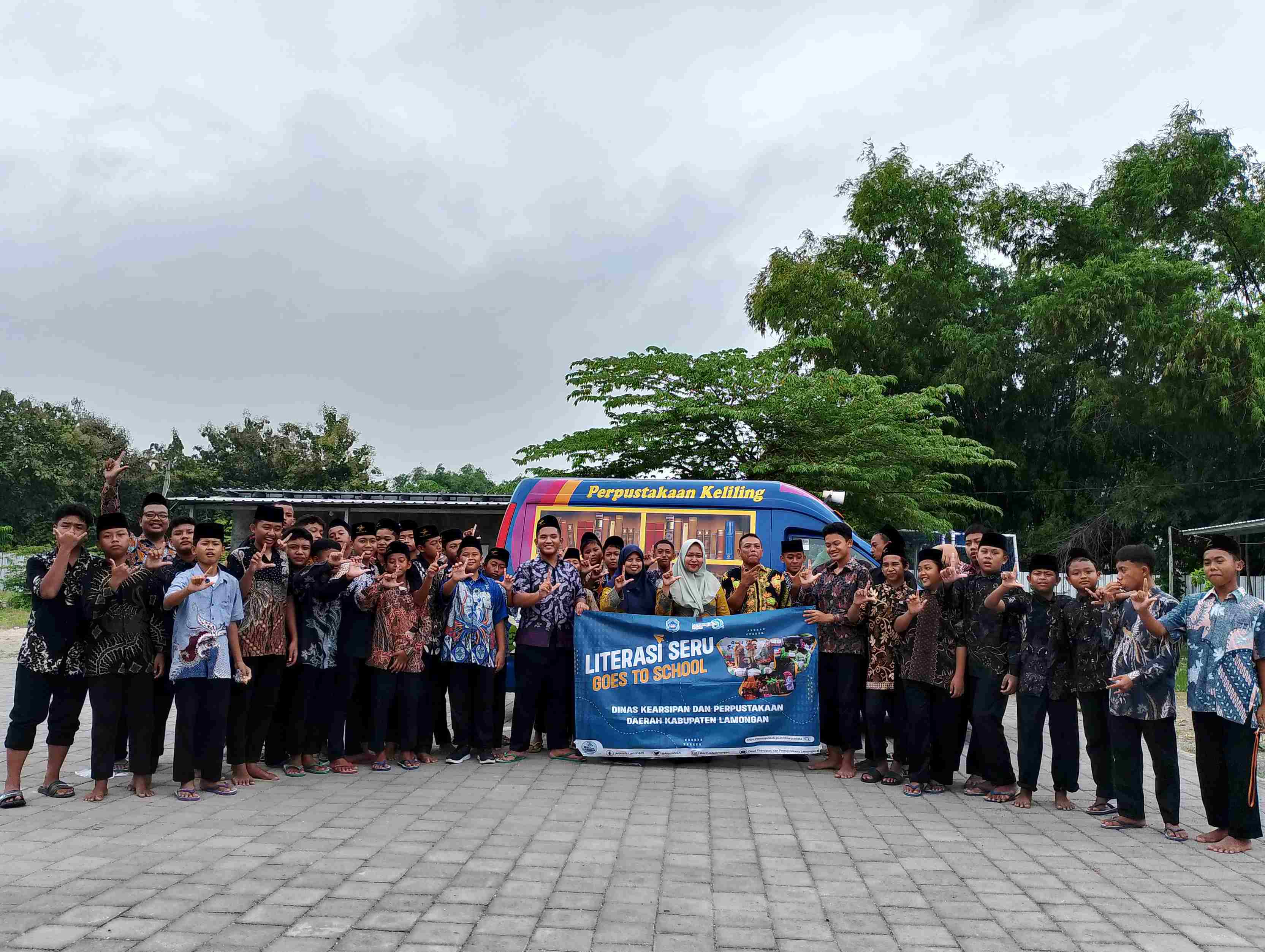 LITERASI SERU GOES TO SCHOOL : SMP CAHAYA QURAN ISLAMIC BOARDING SCHOOL KECAMATAN BABAT KABUPATEN LAMONGAN