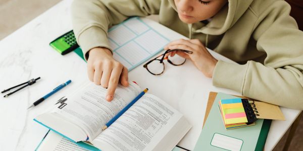 SRATEGI MEMBACA EFEKTIF DAN EFISIEN DALAM MENEMUKAN INFORMASI
