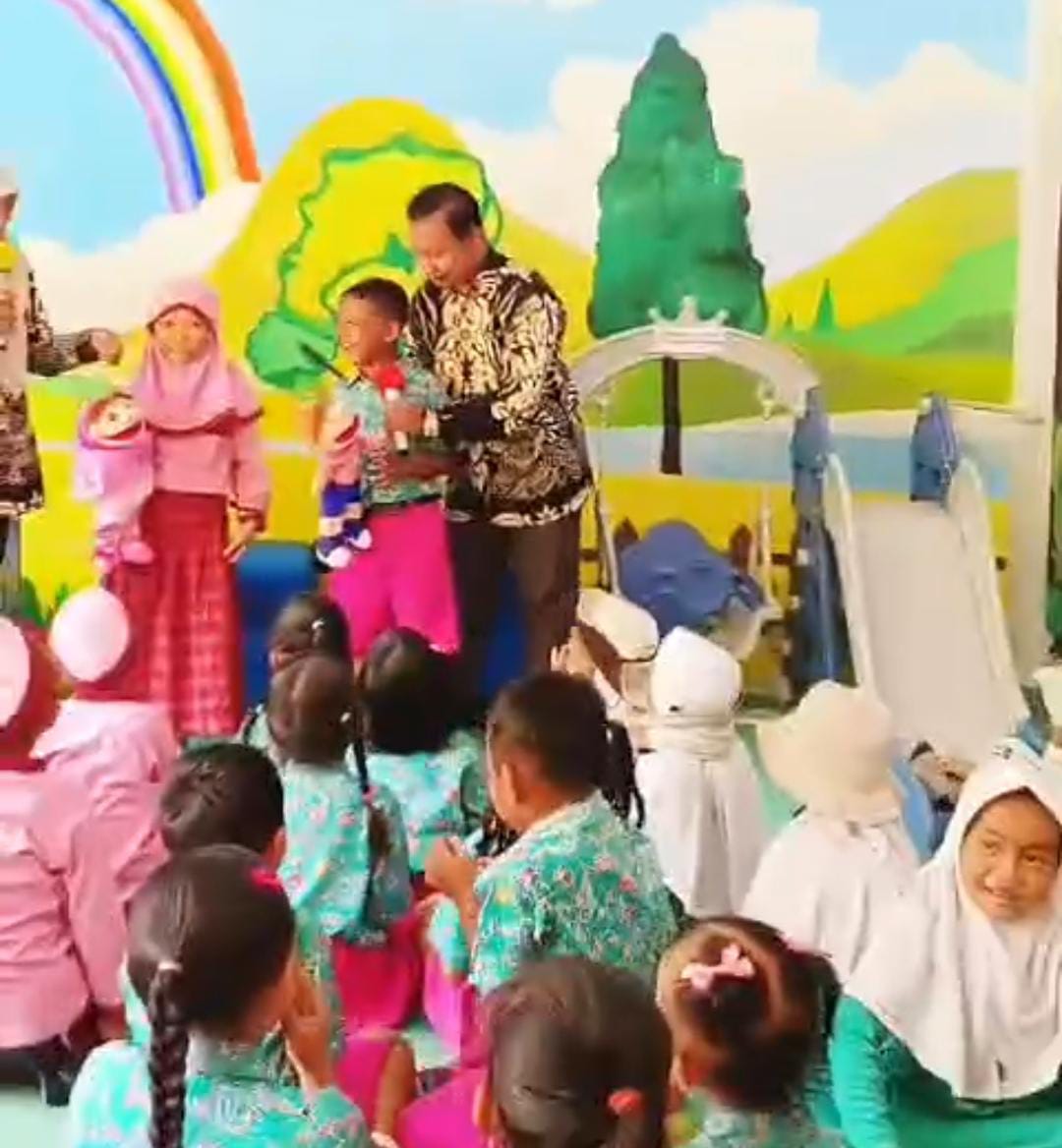 MEMPERKENALKAN BUDAYA BACA PAUD GUGUS 6 KECAMATAN LAMONGAN LAKUKAN KUNJUNGAN KE PERPUSTAKAAN DAERAH LAMONGAN