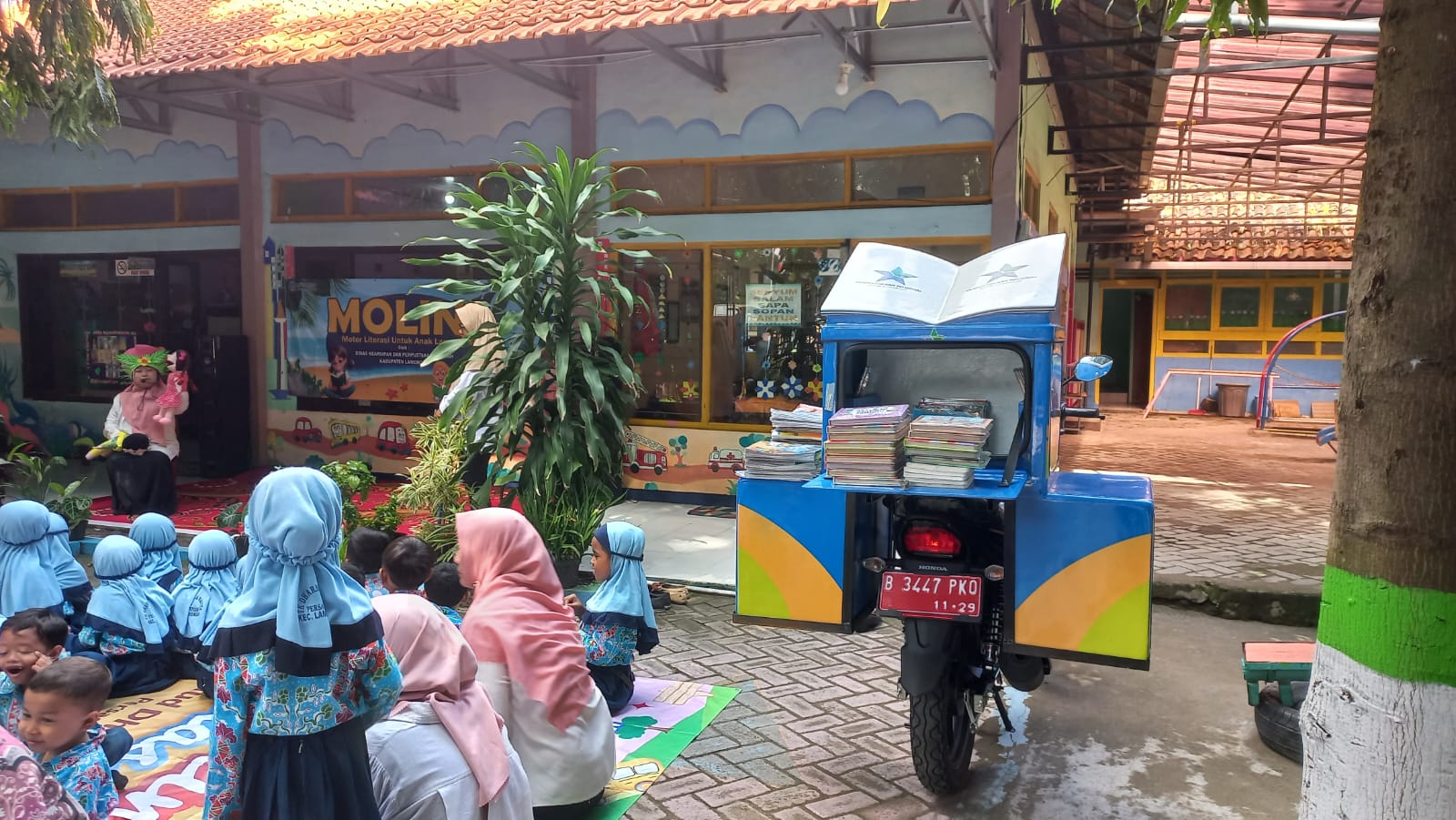 MENGENAL MOLINA : MOTOR LITERASI UNTUK ANAK LAMONGAN MENUMBUHKAN CINTA BACA SEJAK DINI