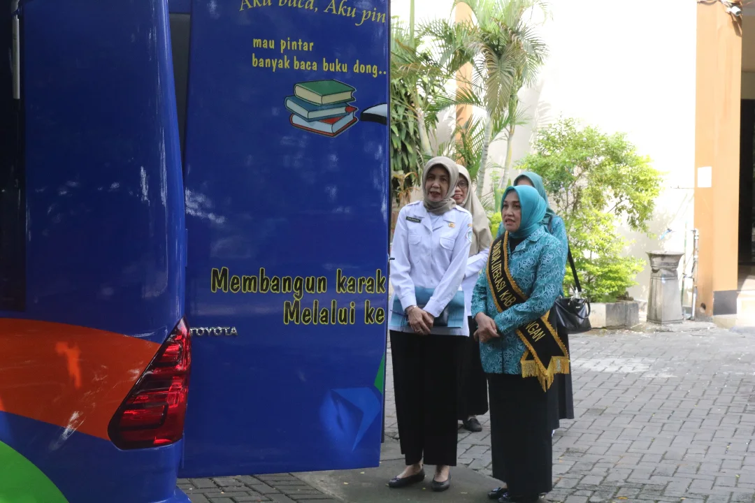 BUNDA LITERASI TINJAU MOBIL DAN MOTOR PERPUSTAKAAN KELILING DI LAMONGAN