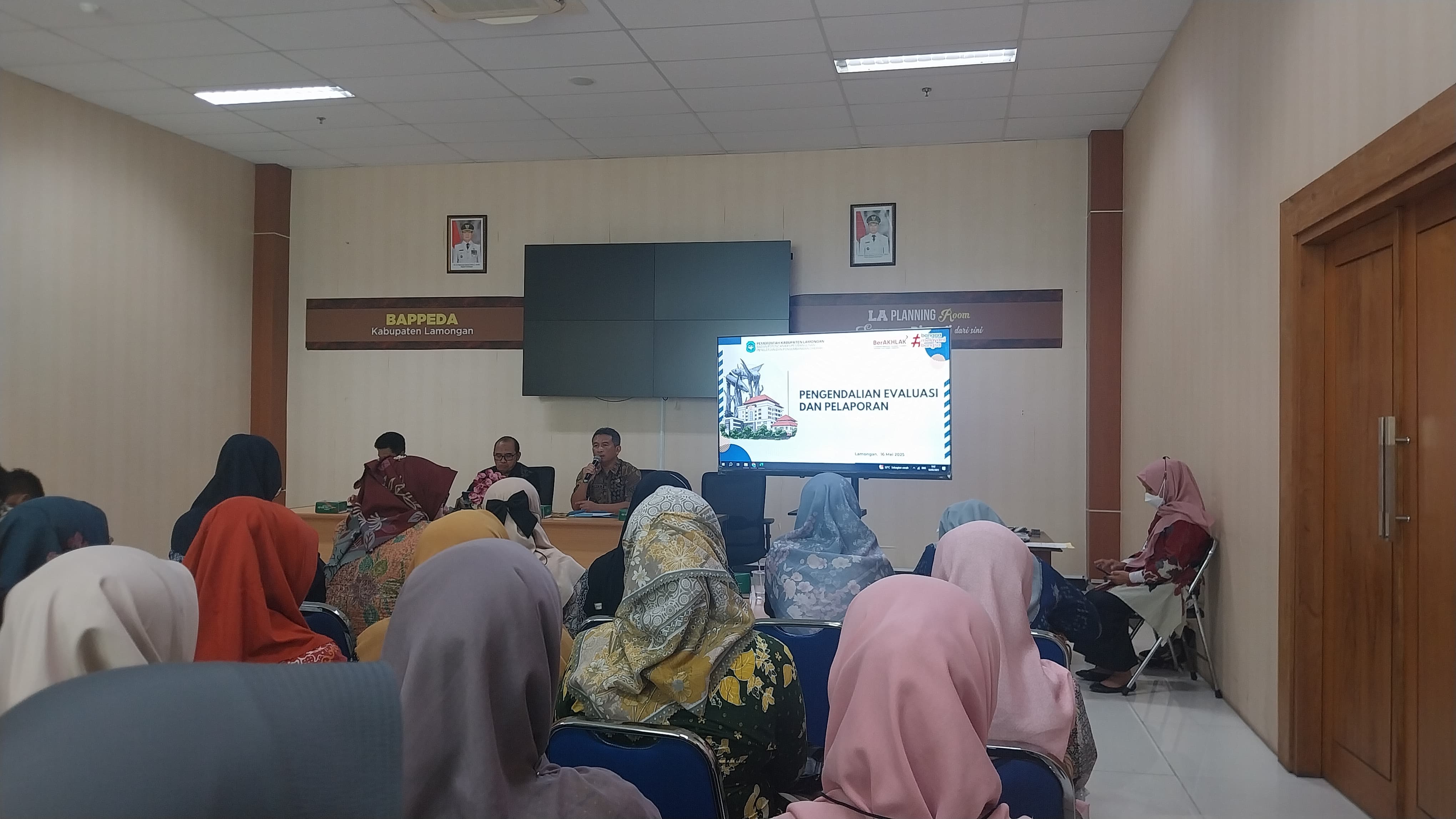 RAPAT KOORDINASI EVALUASI RENJA PERANGKAT DAERAH TRIWULAN I TAHUN 2025, TANGGAPAN REKOMENDASI DPRD 2024, DAN PROGRAM 100 HARI KERJA