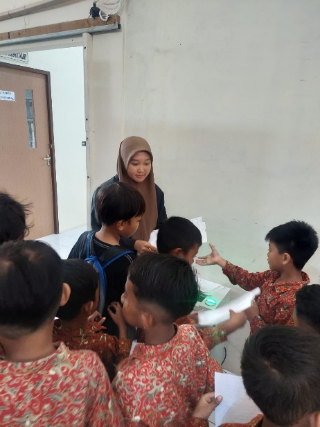 TESTIMONI MAGANG : PENGALAMAN BERKESAN MENDAMPINGI SISWA SD KUNJUNGAN ARSIP