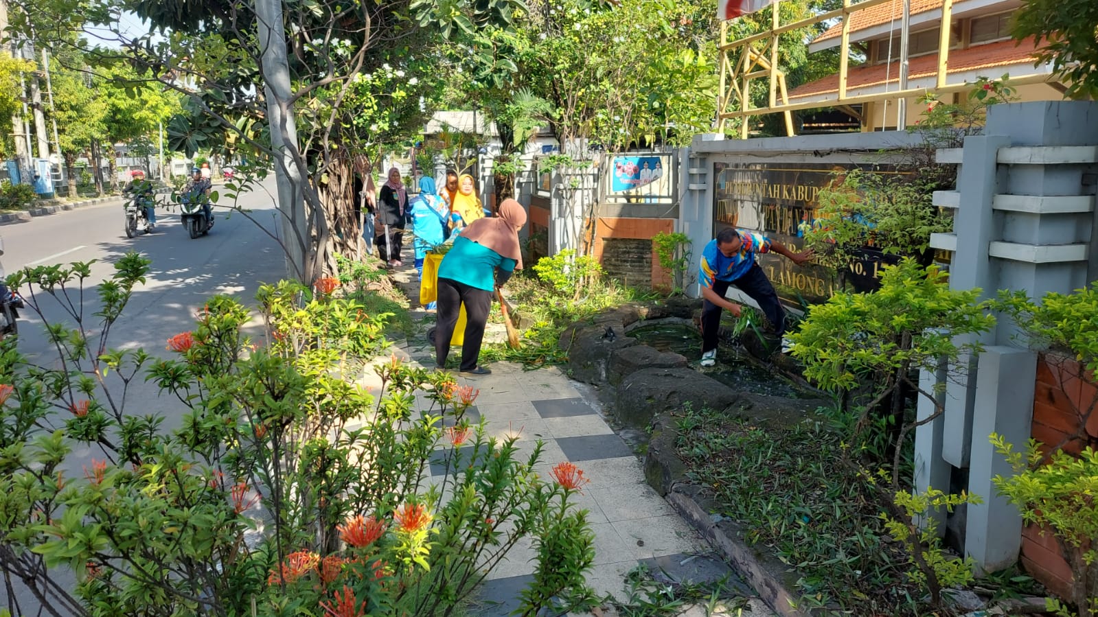 Dinas Kearsipan dan Perpustakaan Gelar Kerja Bakti di Lingkungan Kantor