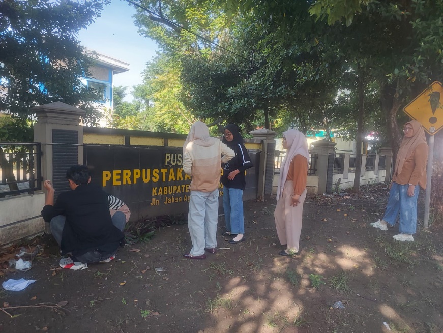 KERJA BAKTI DI DINAS KEARSIPAN DAN PERPUSTAKAAN DAERAH LAMONGAN: WUJUD KEBERSAMAAN MENUJU KANTOR BERBUDAYA LINGKUNGAN