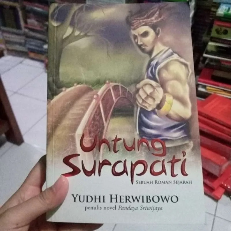 REVIEW BUKU UNTUNG SURAPATI KARYA YUDHI HERWIBOWO