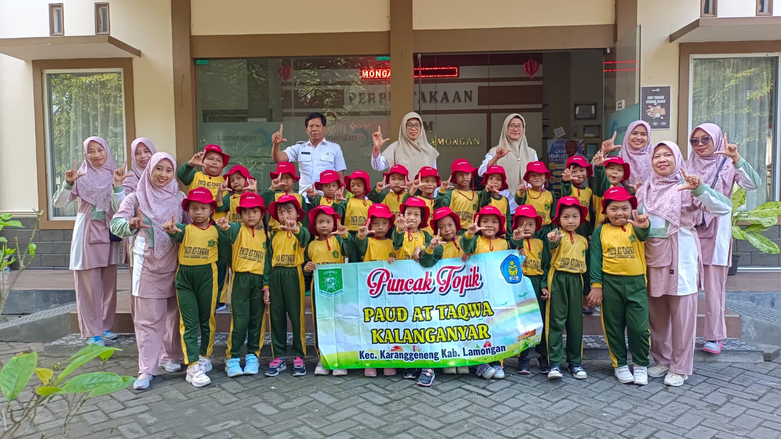 MEMPERKENALKAN BUDAYA BACA PAUD AT TAQWA KECAMATAN KARANGGENENG LAKUKAN KUNJUNGAN KE PERPUSTAKAAN DAERAH LAMONGAN
