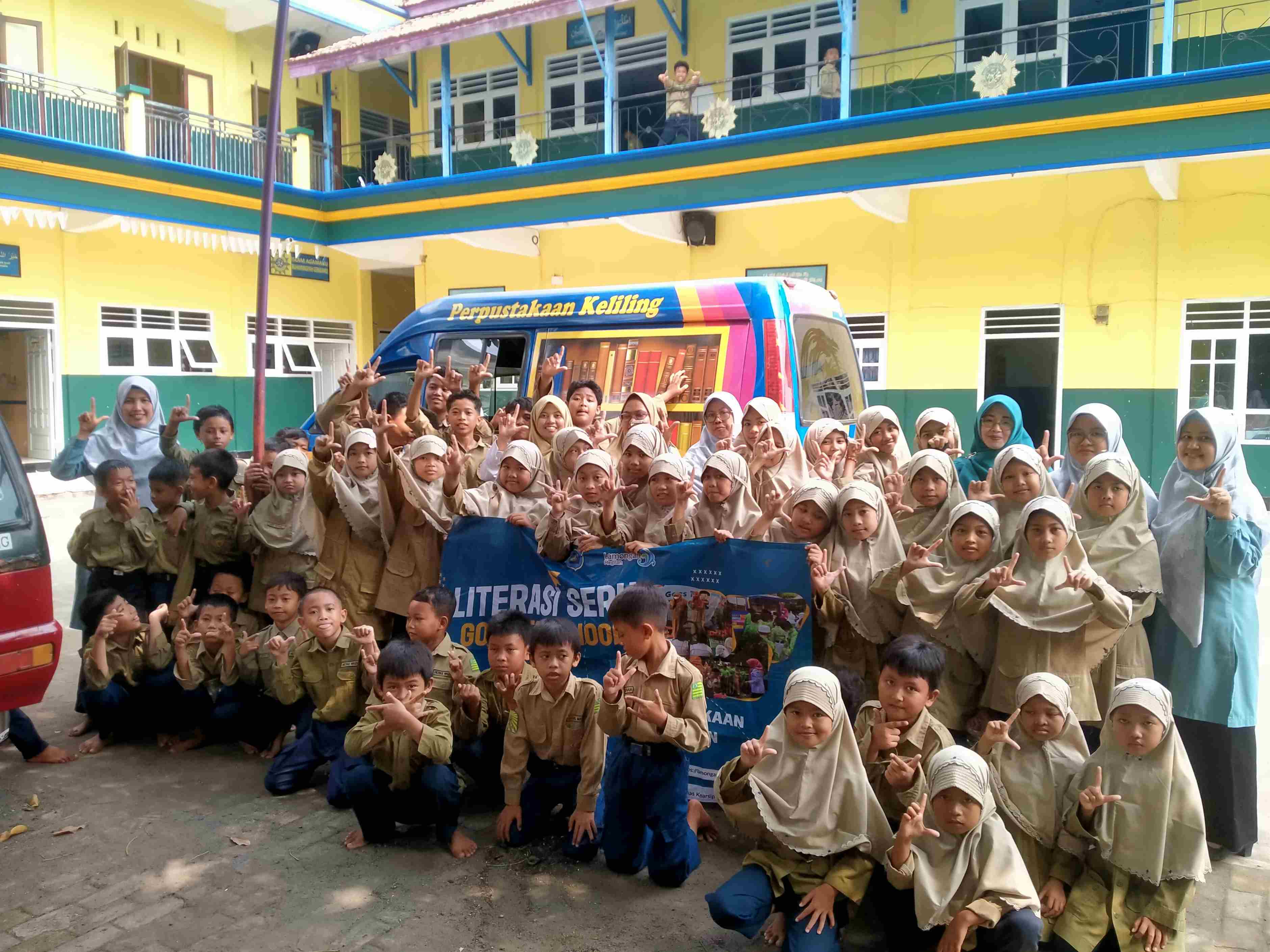 MIM 14 PAMBON KECAMATAN BRONDONG BUDAYAKAN LITERASI MELALUI MOBIL PERPUSTAKAAN KELILING