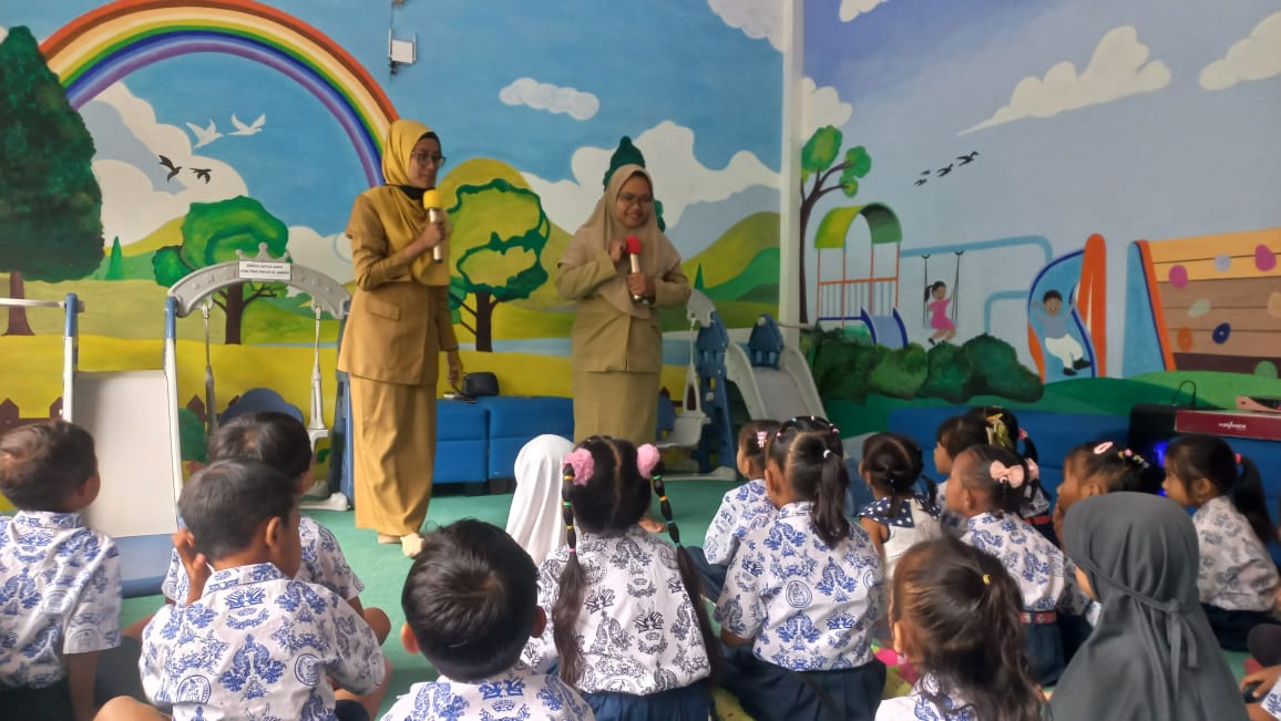 MEMPERKENALKAN BUDAYA BACA TK SINAR HARAPAN KECAMATAN KARANGGENENG LAKUKAN KUNJUNGAN KE PERPUSTAK...