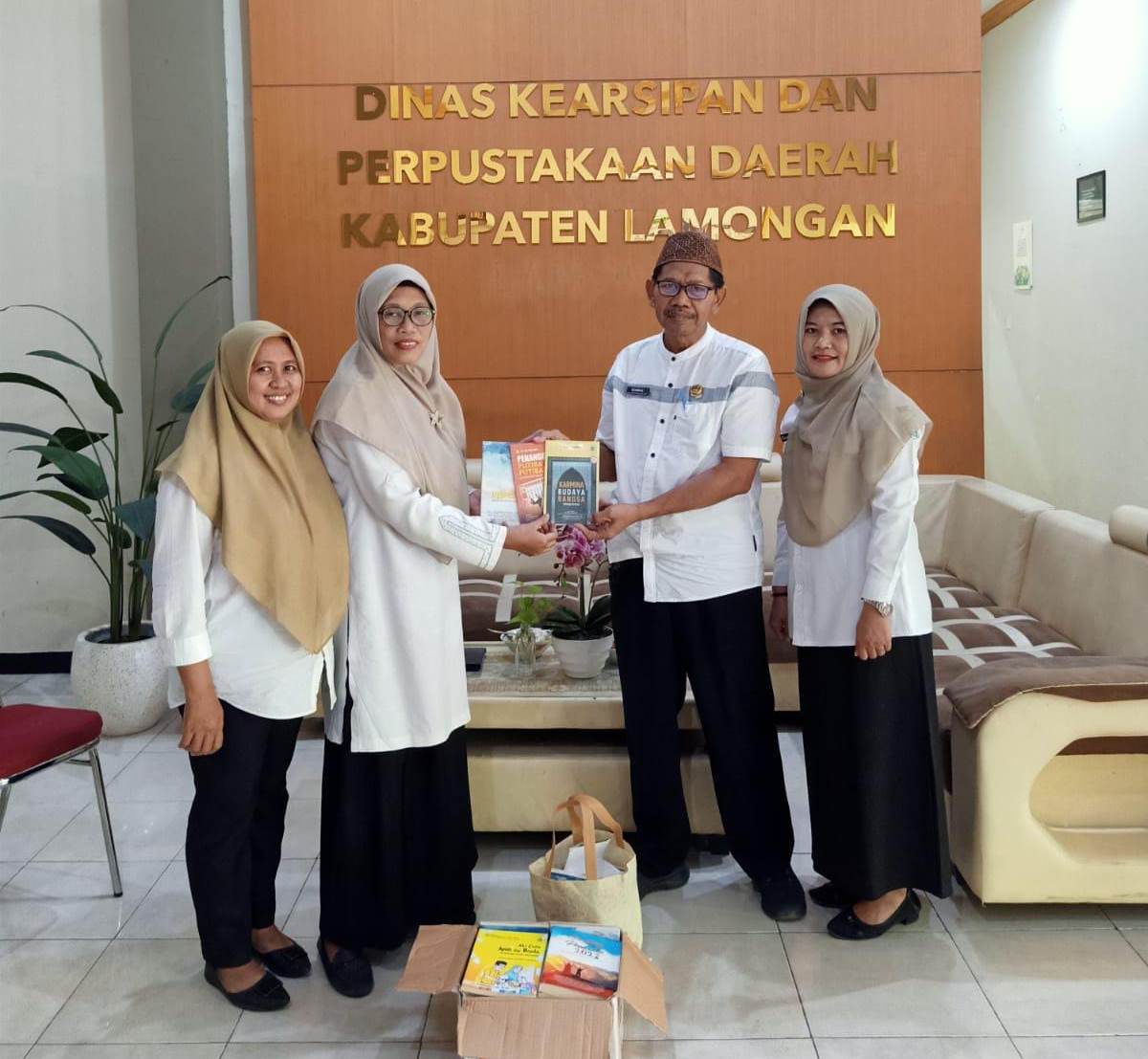 DINAS KEARSIPAN DAN PERPUSTAKAAN DAERAH KABUPATEN LAMONGAN TERIMA BUKU HIBAH DARI BAPAK MUKMININ,...