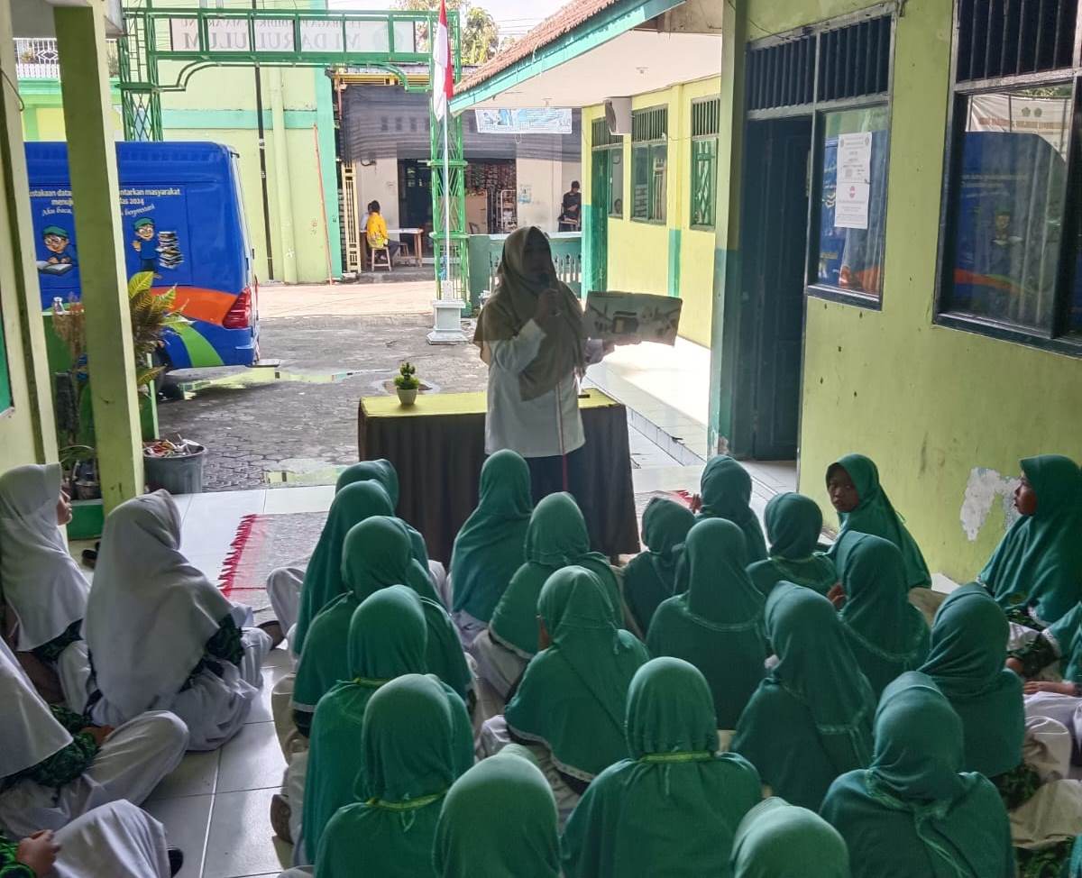 MI DARUL ULUM DUMPIAGUNG KECAMATAN KEMBANGBAHU BUDAYAKAN LITERASI MELALUI MOBIL PERPUSTAKAAN KELI...