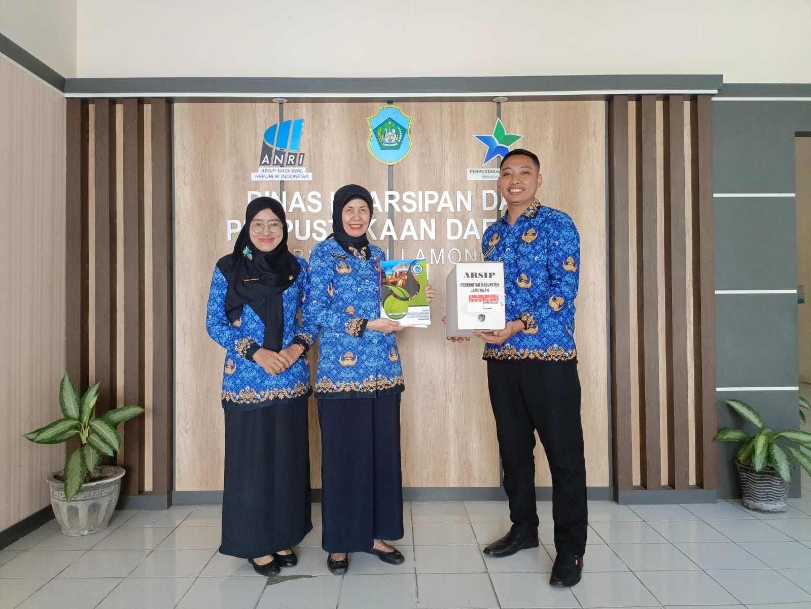 BADAN PERENCANAAN PEMBANGUNAN, PENELITIAN DAN PENGEMBANGAN DAERAH KABUPATEN LAMONGAN SERAHKAN ARSIP STATIS KE DINAS ARPUSDA LAMONGAN