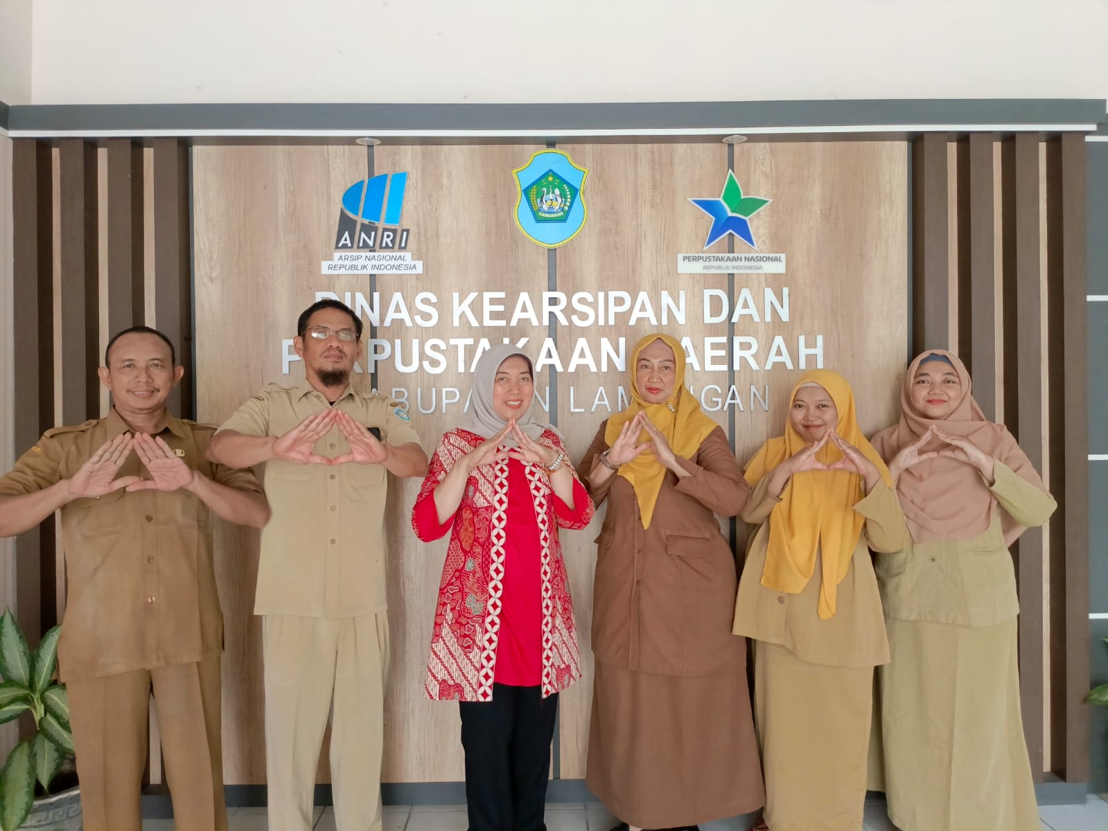 ARSIPARIS DINAS ARPUSDA TERIMA KONSULTASI AUTENTIKASI ARSIP STATIS DARI DINAS PERPUSTAKAAN DAN KEARSIPAN KABUPATEN MADIUN