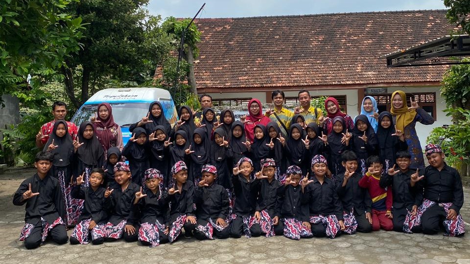 Mobil Perpustakaan Keliling Literasi Seru Goes To School Berkunjung Ke Sdn 1 Moronyamplung Kec. Kembangbahu