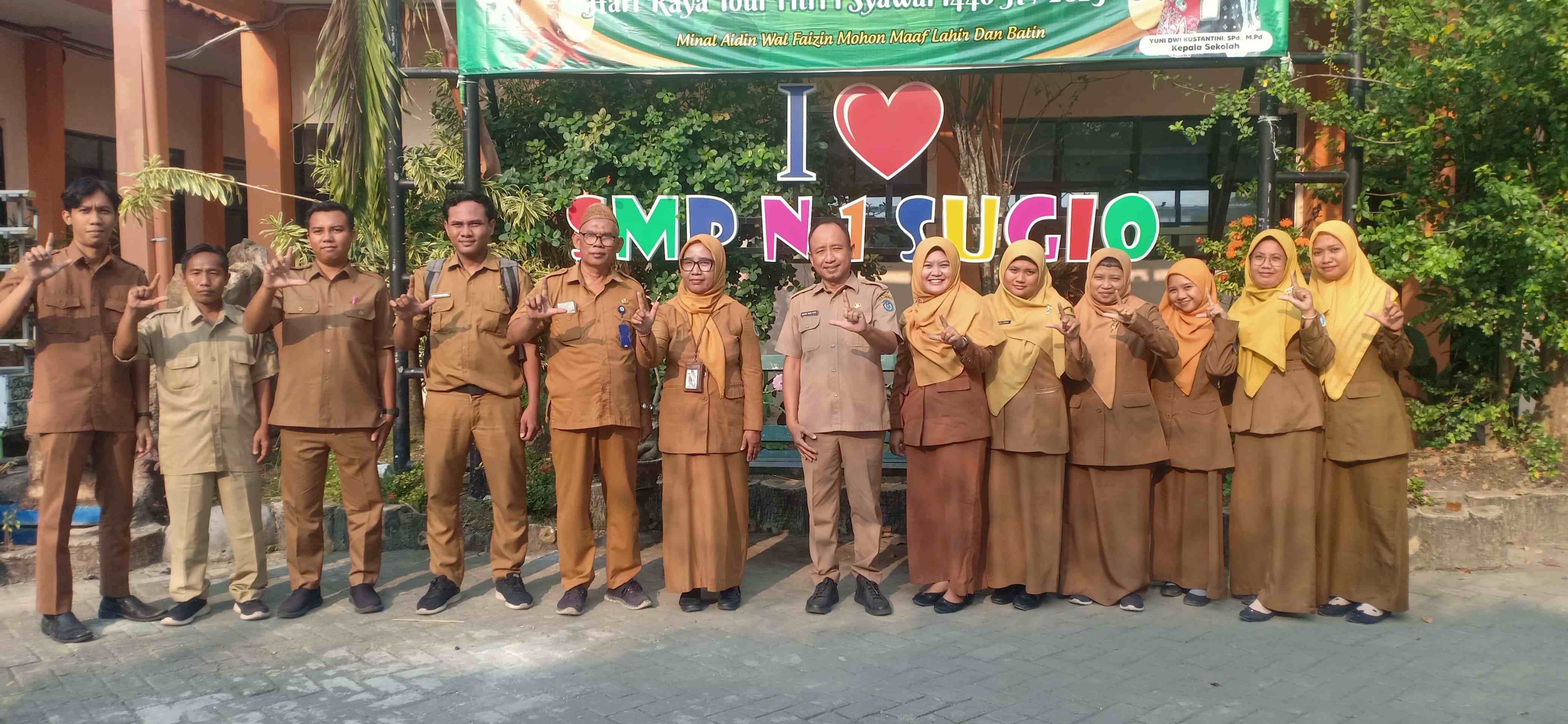 Foto: Menuju Akreditasi Perpustakaan, SD Kemala Bhayangkari dan SMPN 1 Sugio Dapat Pendampingan dari Dinas Arpusda