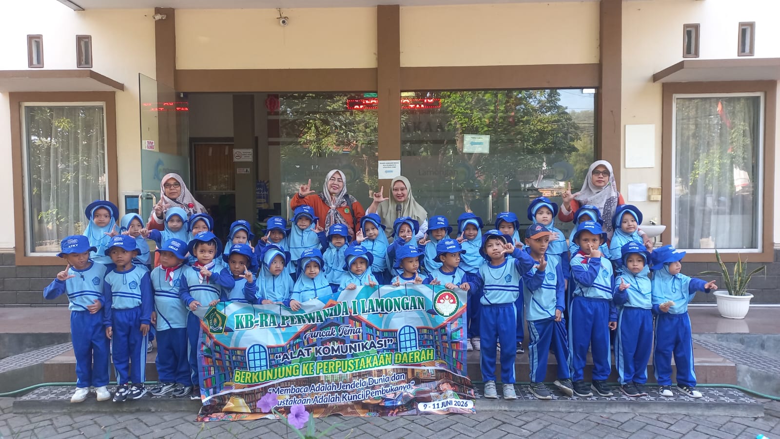 Foto: Kunjungan KB dan RA Perwanida Lamongan ke Perpustakaan Daerah Guna Perkenalkan Literasi Sejak Dini