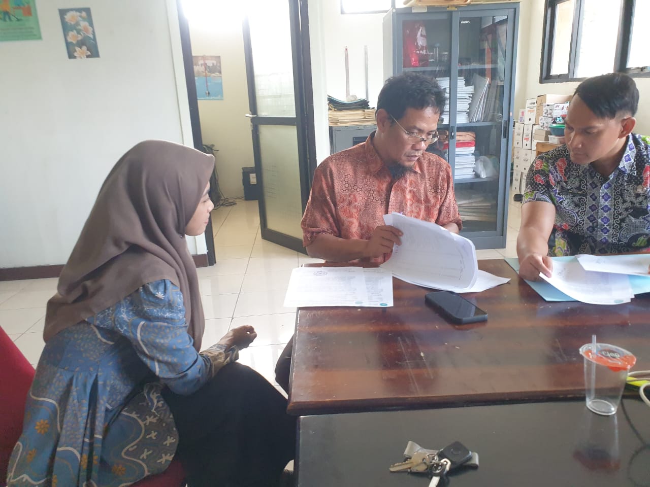 Foto: ARSIPARIS ARPUSDA SELAKU TIM PENILAI ARSIP LAKUKAN VERIFIKASI SURAT PERSETUJUAN PEMUSNAHAN ARSIP MILIK DINAS PERUMAHAN RAKYAT, KAWASAN PERMUKIMAN, DAN CIPTA KARYA KAB.LAMONGAN