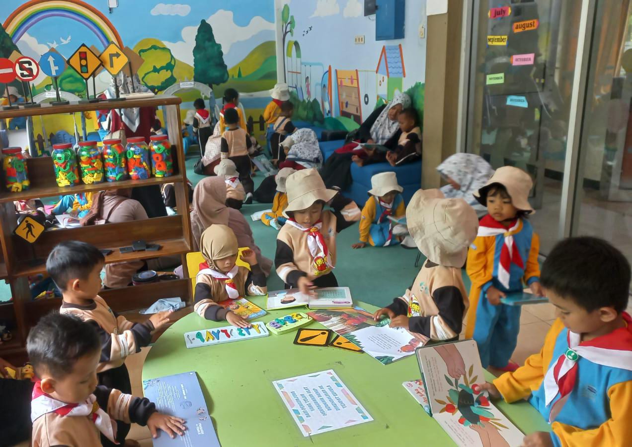 Foto: TK Bhakti Pertiwi Balongwangi Kecamatan Tikung Kunjungi Dinas Arpusda Lamongan