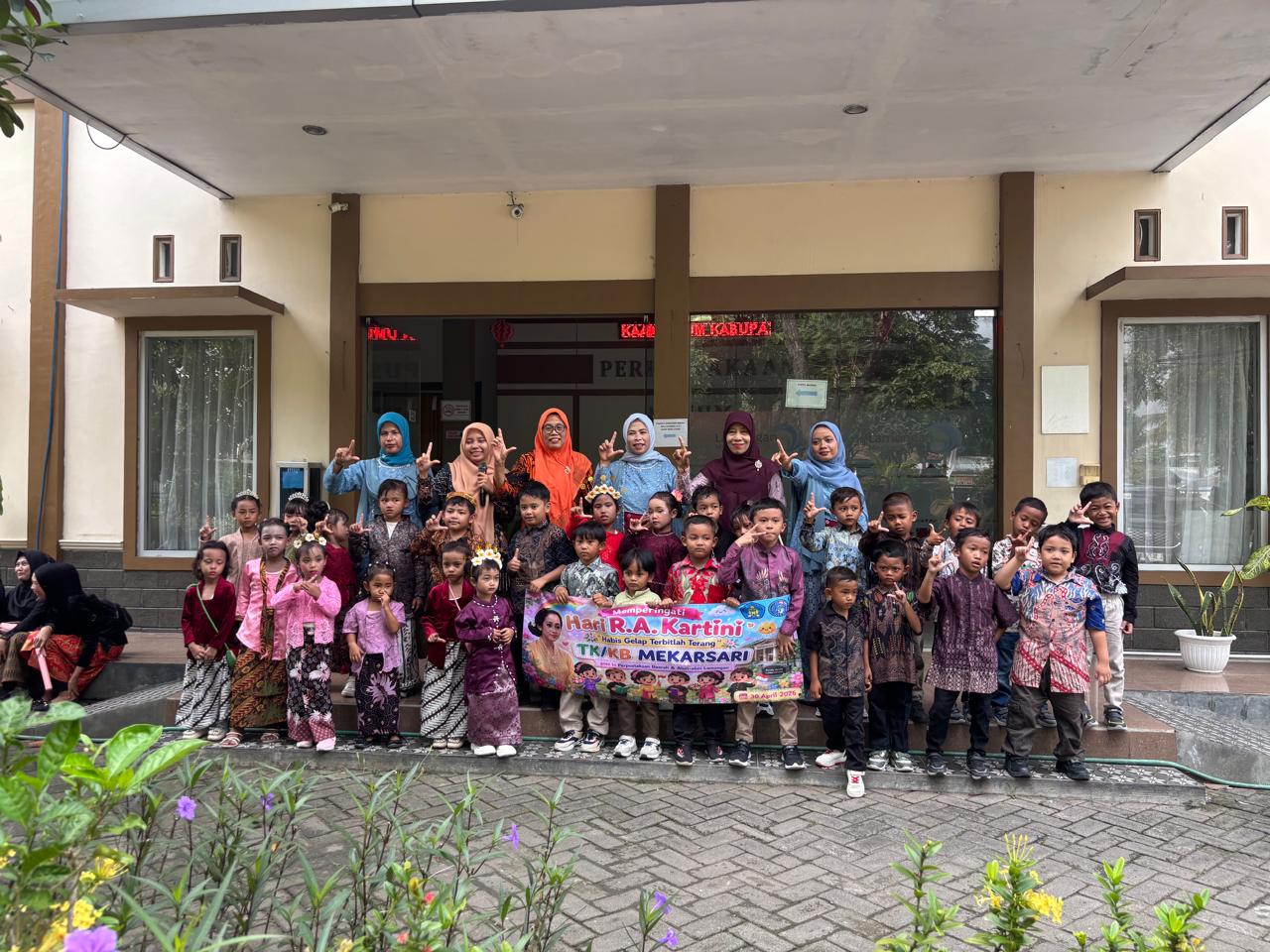 Foto: Dinas Arpusda Budayakan Literasi Bersama Tk Mekarsari Kec. Kalitengah