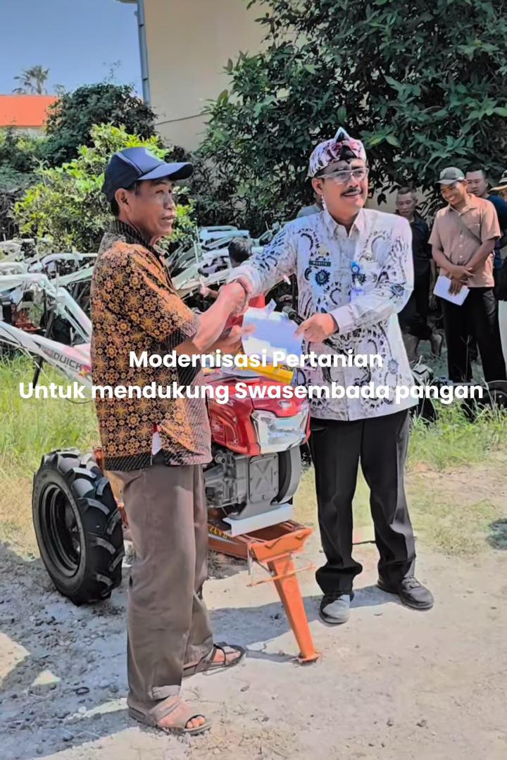 Dukung Modernisasi Pertanian, Dinas Ketahanan Pangan dan Pertanian Lamongan Salurkan Hand Traktor dan Traktor Roda empat kepada Kelompok Tani