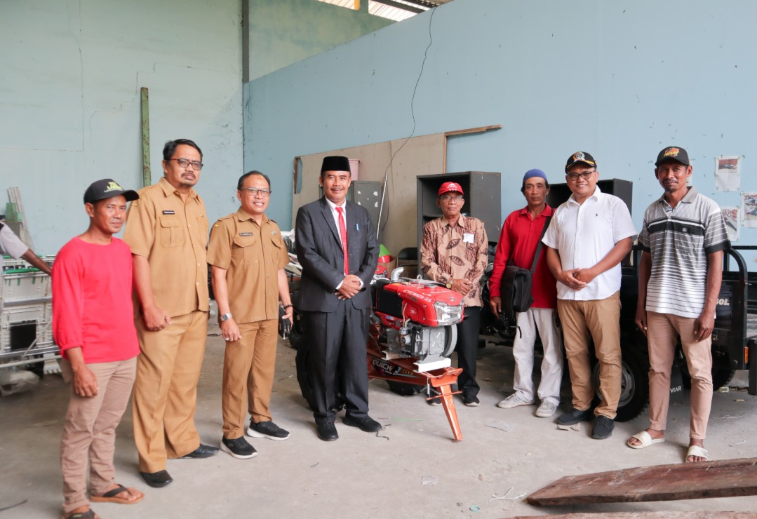 PENYALURAN HANDTRAKTOR, UPAYA PERCEPATAN OLAH TANAH DIKABUPATEN LAMONGAN