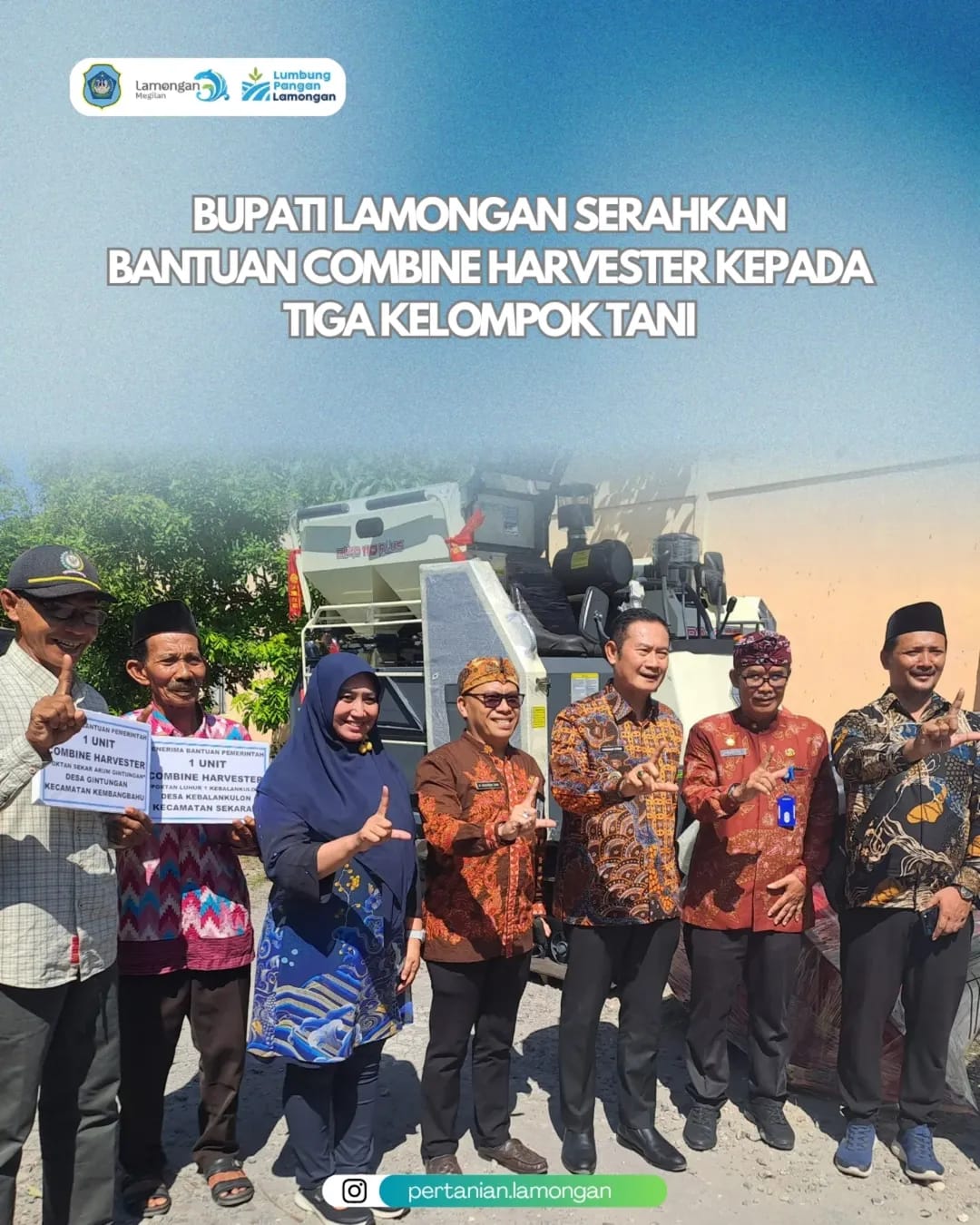 Foto: Bupati Lamongan Serahkan Bantuan Combine Harvester kepada Tiga Kelompok Tani