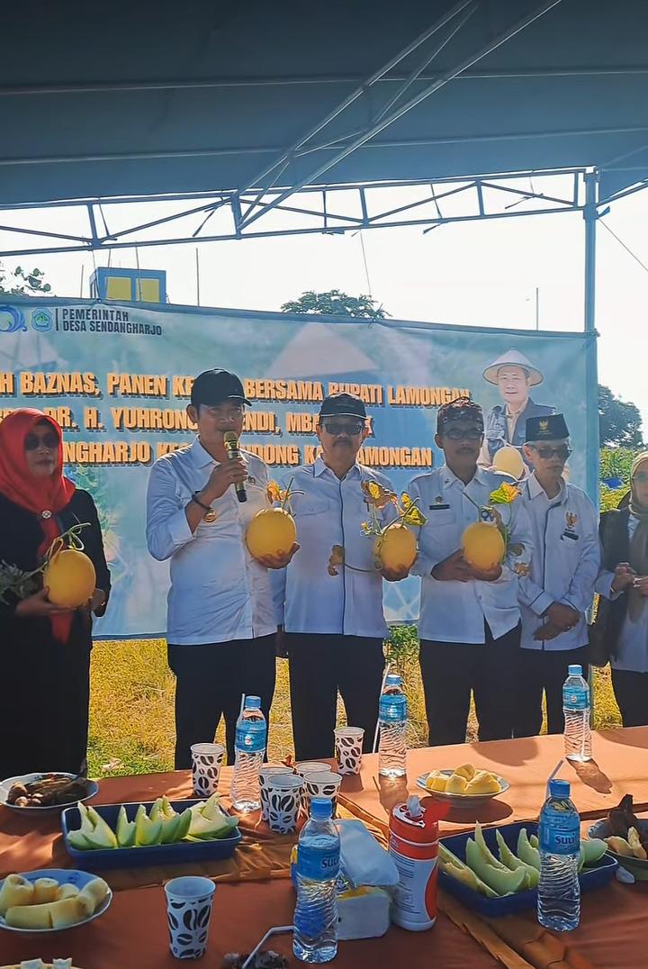 Foto: Bupati Lamongan Petik Melon di Green House Baznas Desa Sendangharjo