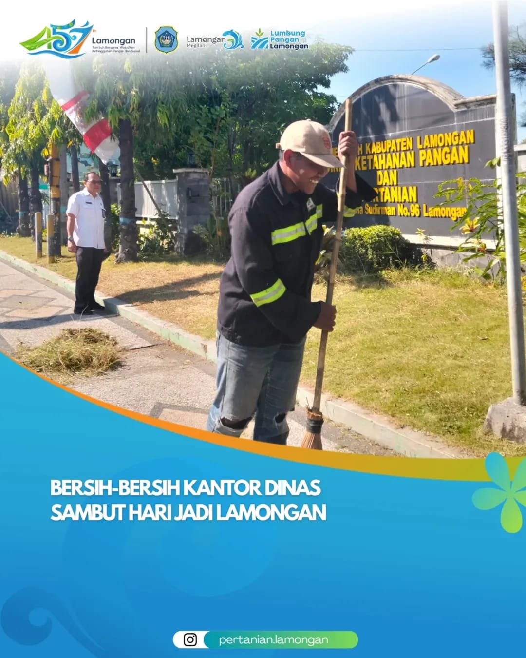 Foto: Bersih-Bersih Kantor Dinas Sambut Hari Jadi Lamongan