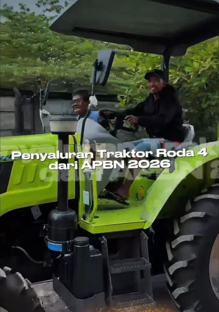 Foto: Tingkatkan Produktivitas Pertanian, DKPP Salurkan Traktor Roda 4