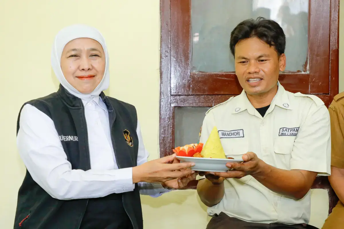 Foto: HARDIKNAS 2026, KHOFIFAH BEDAH 135 RUMAH INSAN PENDIDIKAN DI JATIM Gubernur Jawa Timur Khofifah Indar Parawansa meninjau hasil program bedah rumah