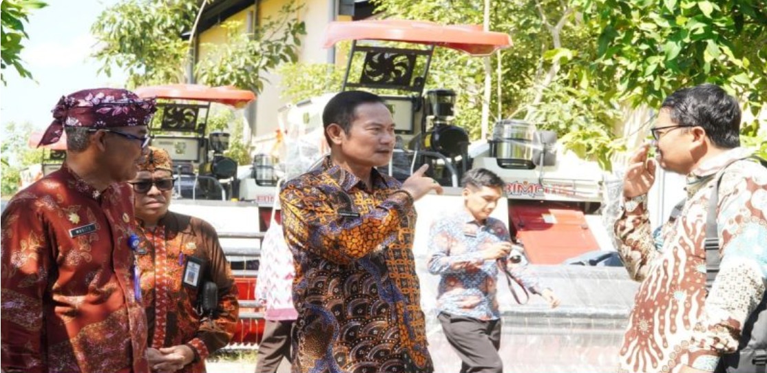 Foto: LAMONGAN PERCEPAT MODERNISASI PERTANIAN, TIGA POKTAN DAPAT BANTUAN COMBI UNTUK PERCEPAT PANEN