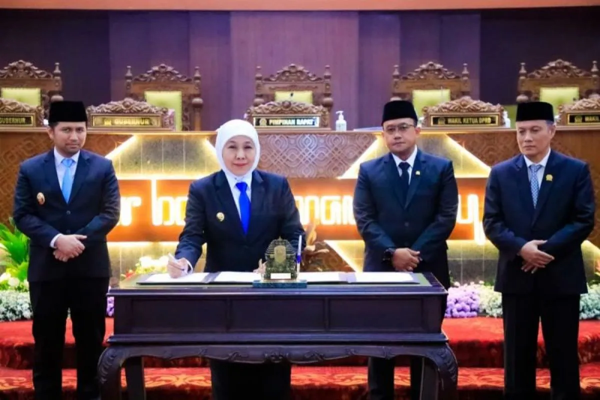 Foto: PEMPROV DAN DPRD JATIM SEPAKATI DUA RAPERDA STRATEGIS UNTUK PENGUATAN TATA KELOLA DAN EKONOMI KREATIF