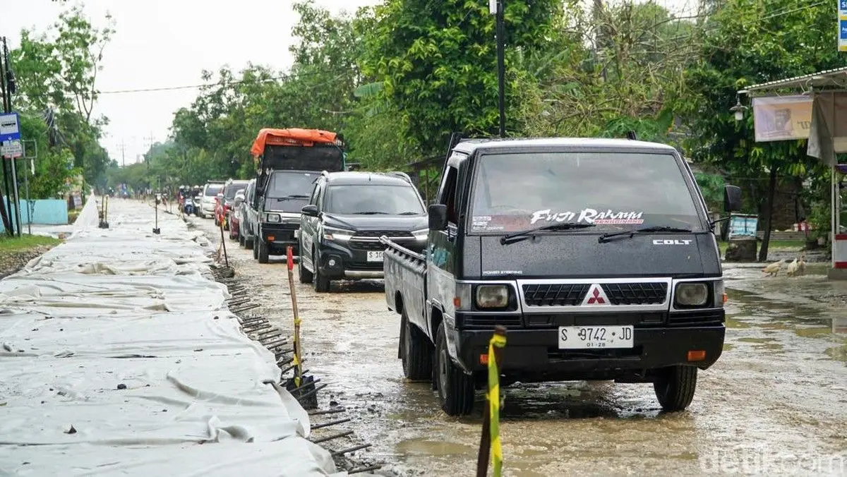 Foto: Pemkab Lamongan Perbaiki Tiga Ruas Jalan Rusak di Kawasan Bengawan Jero