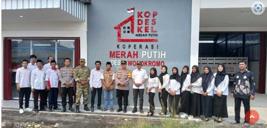 Foto: Kapolsek Tikung Turun Langsung Kawal Launching Koperasi Merah Putih di Lamongan