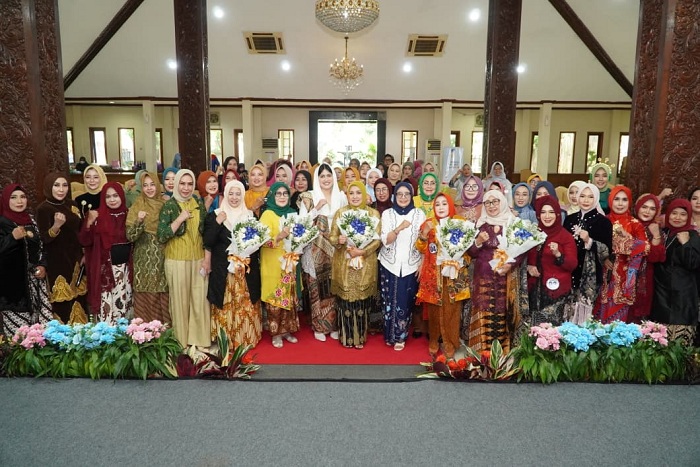 Foto: IWAPI LAMONGAN DORONG SEMANGAT PEREMPUAN MANDIRI MELALUI KEBAYA DAN UMKM
