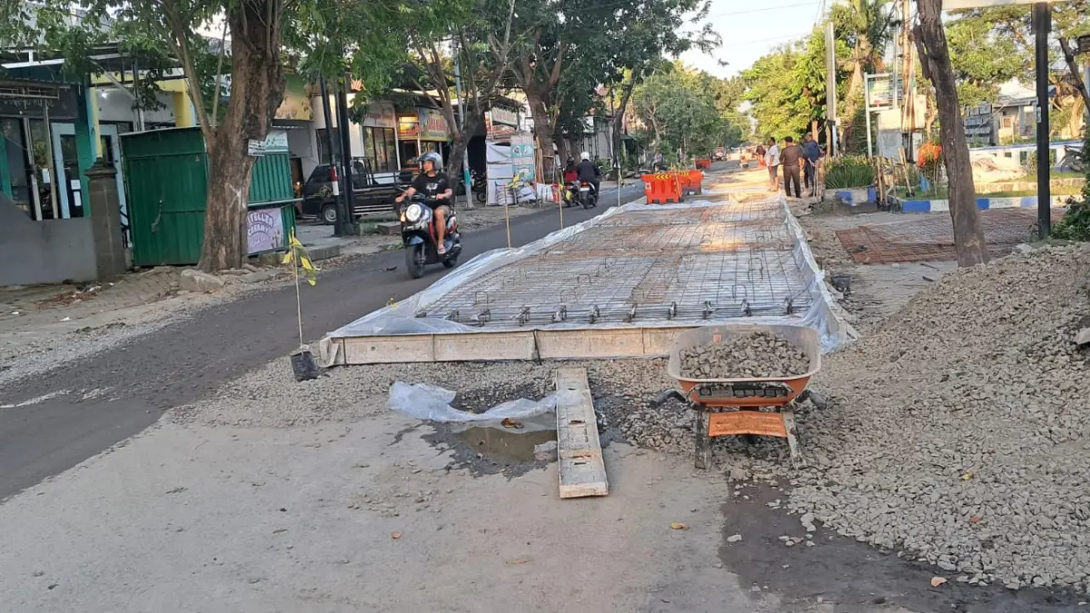 Foto: PEMBENAHAN JALAN DI KOTA LAMONGAN TINGGAL TUNTASKAN SEJUMLAH TITIK